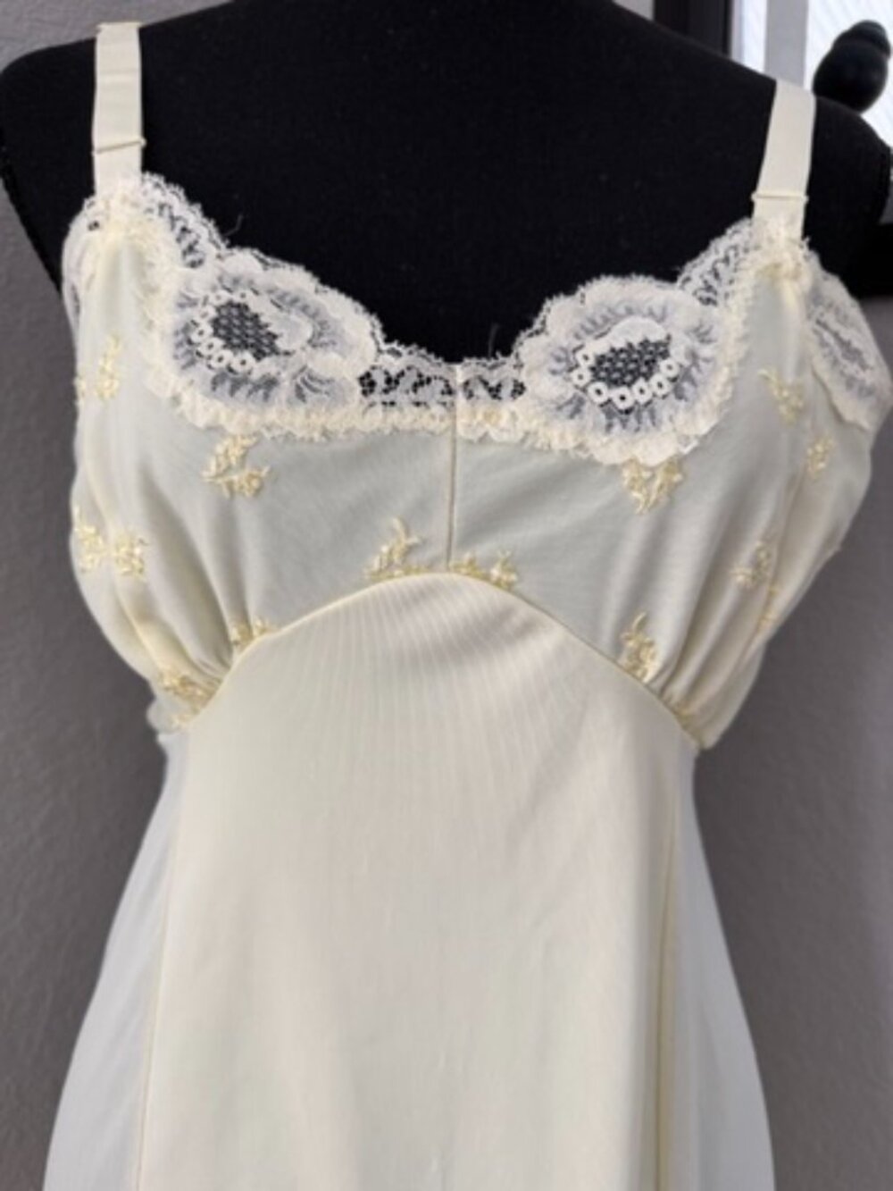 VTG 60s Embroidered Lace Slip Dress Chemise PHILMAID Pale Yellow 34 - Picture 7 of 12